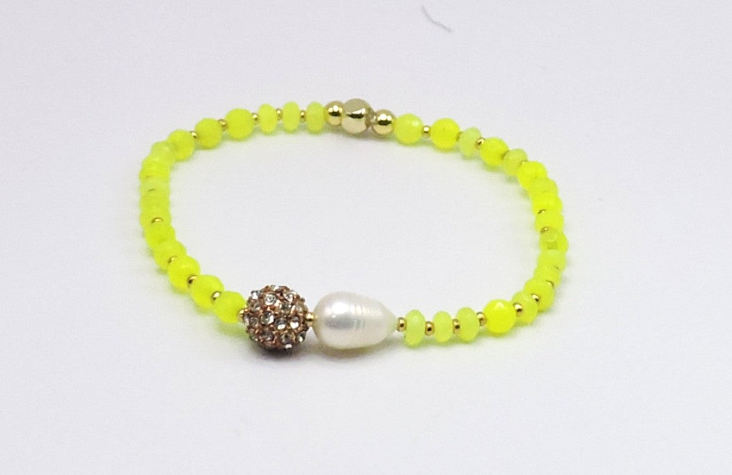 Bracelet in real yellow stones with freshwater pearls and a silver bead with zircons