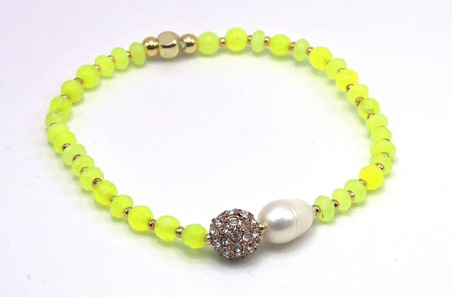 Bracelet in real yellow stones with freshwater pearls and a silver bead with zircons