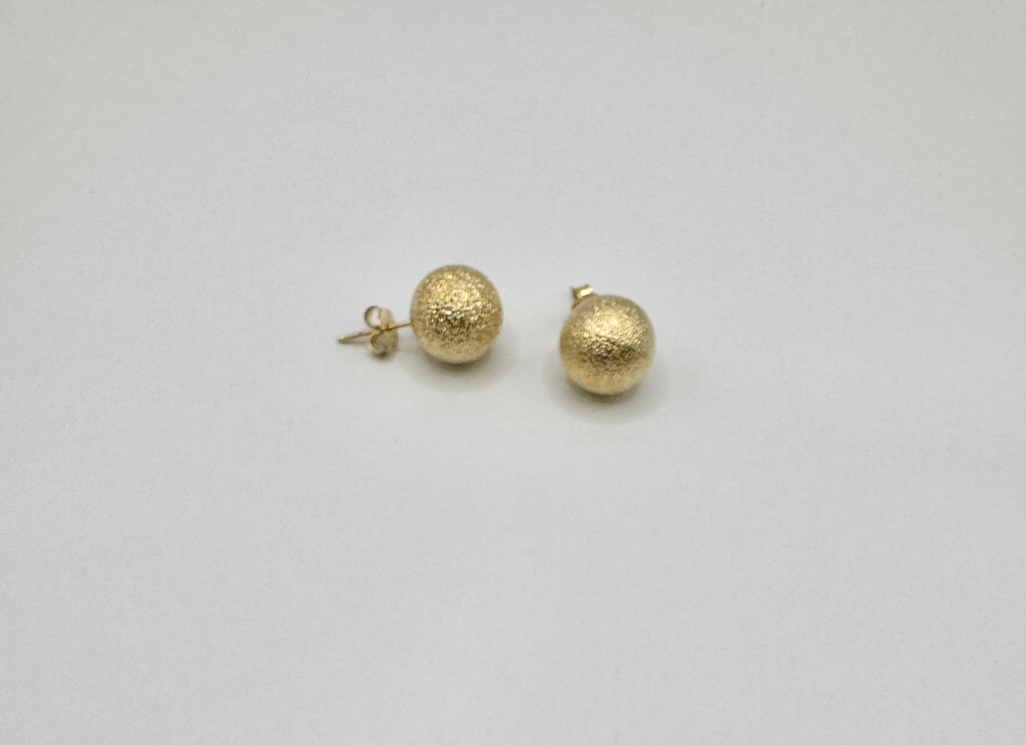 Wrinkled ball Studs earrings Gold filled
