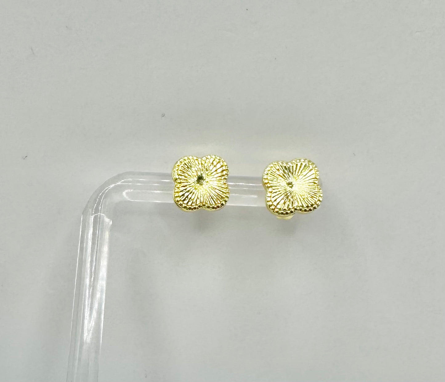 Mini clover earring in gold-filled