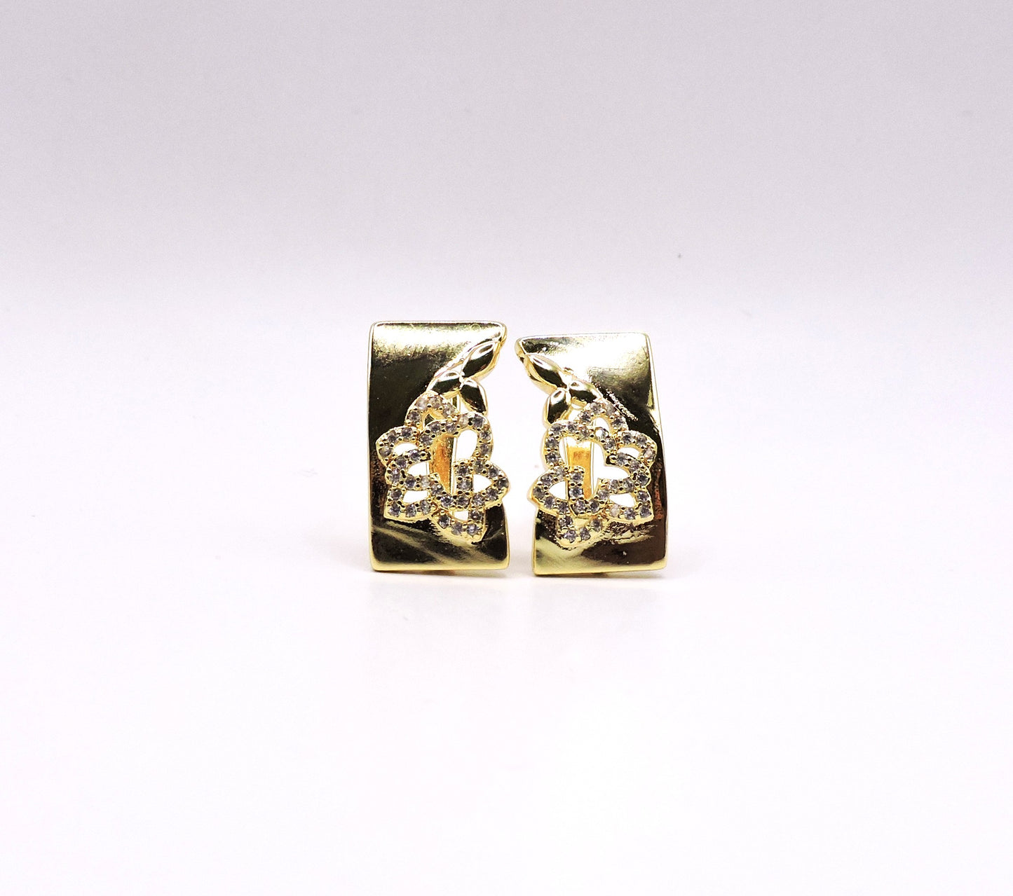 Rectangular earring with Micopave forming a flower, in Goldfilled
