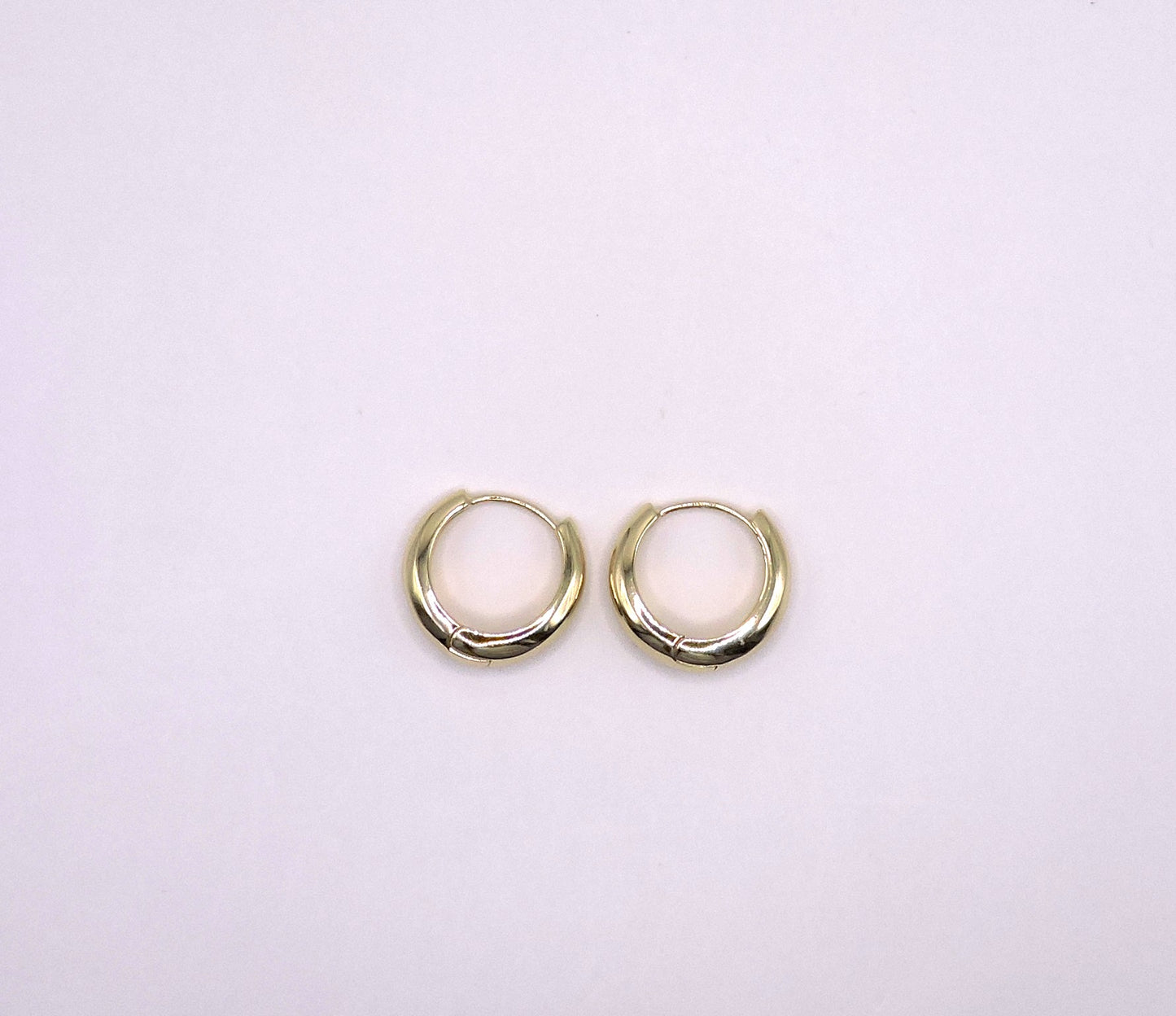 Gold-filled hoop earring of different thickness