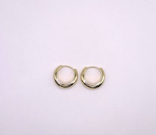 Gold-filled hoop earring of different thickness