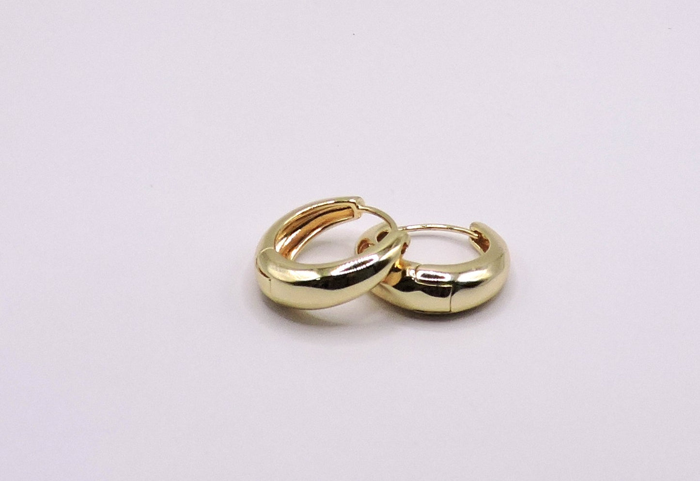 Gold-filled hoop earring of different thickness