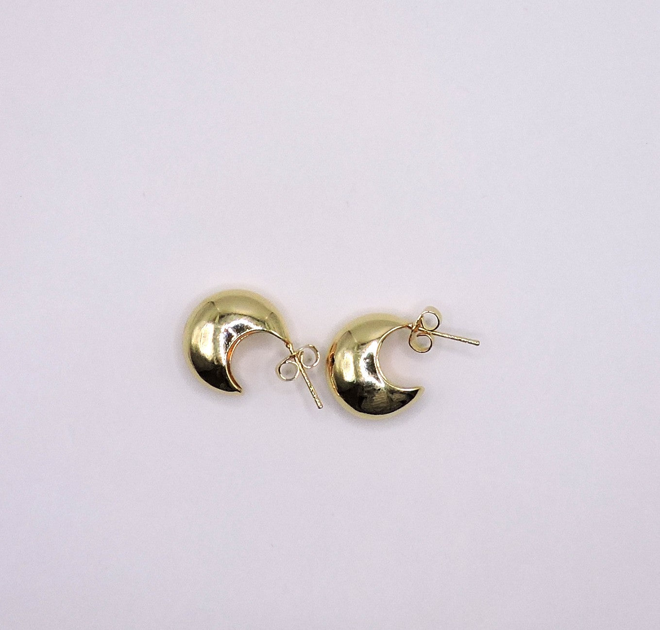 Moon-shaped earring in Goldfille