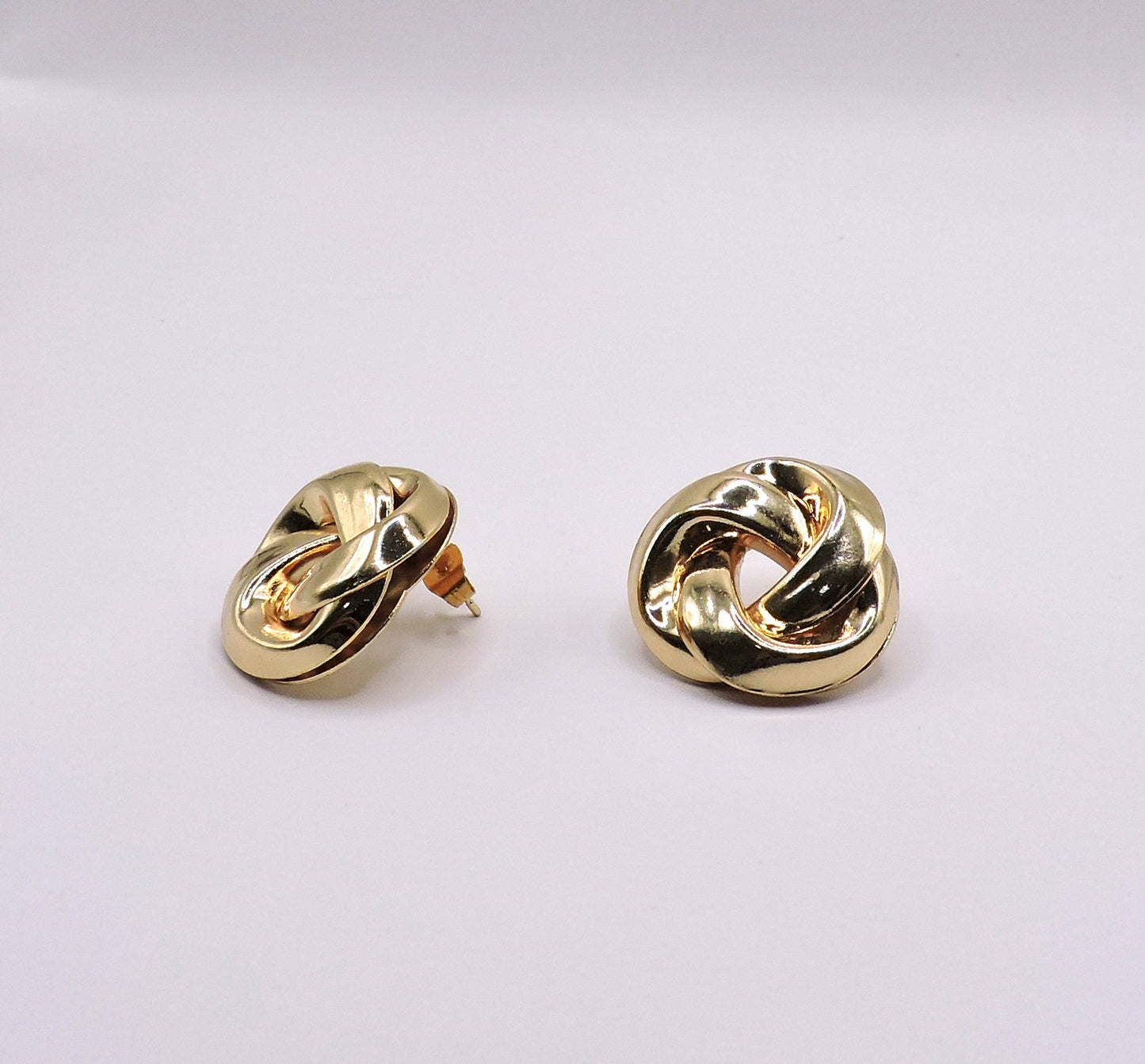 Round, knot-type earrings in Gold Filled.