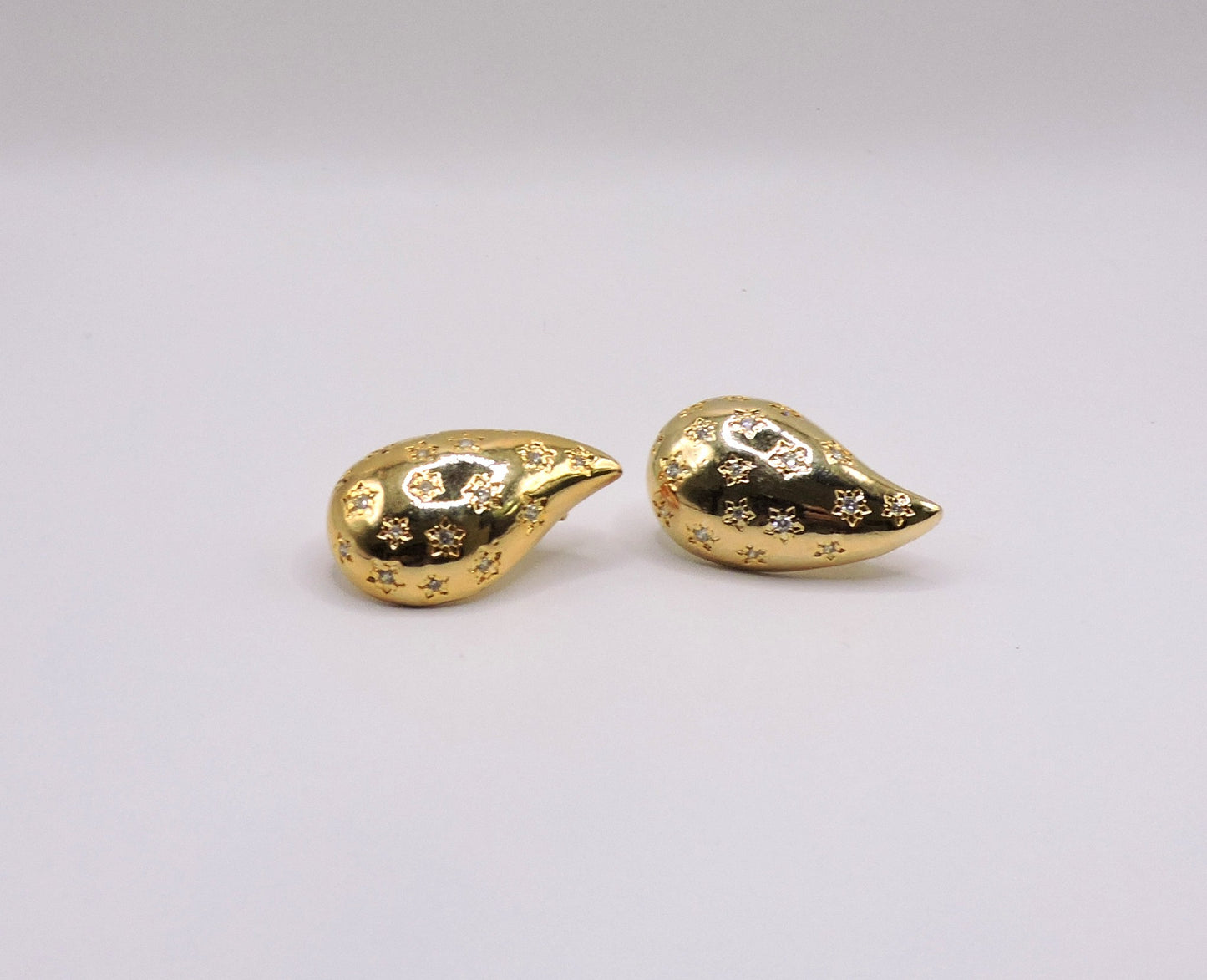 Teardrop hoops with stars and zircons in gold-filled