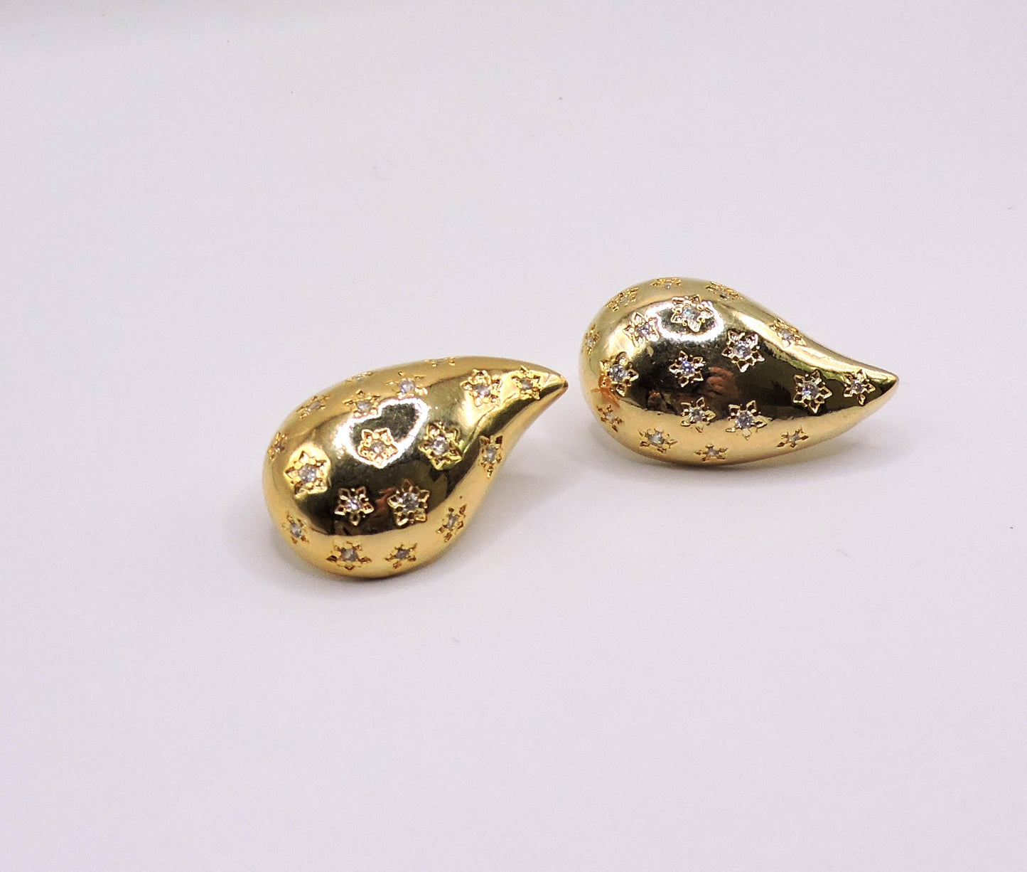 Teardrop hoops with stars and zircons in gold-filled