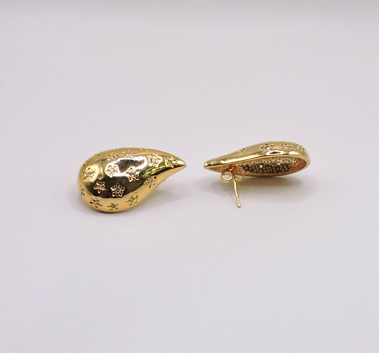 Teardrop hoops with stars and zircons in gold-filled