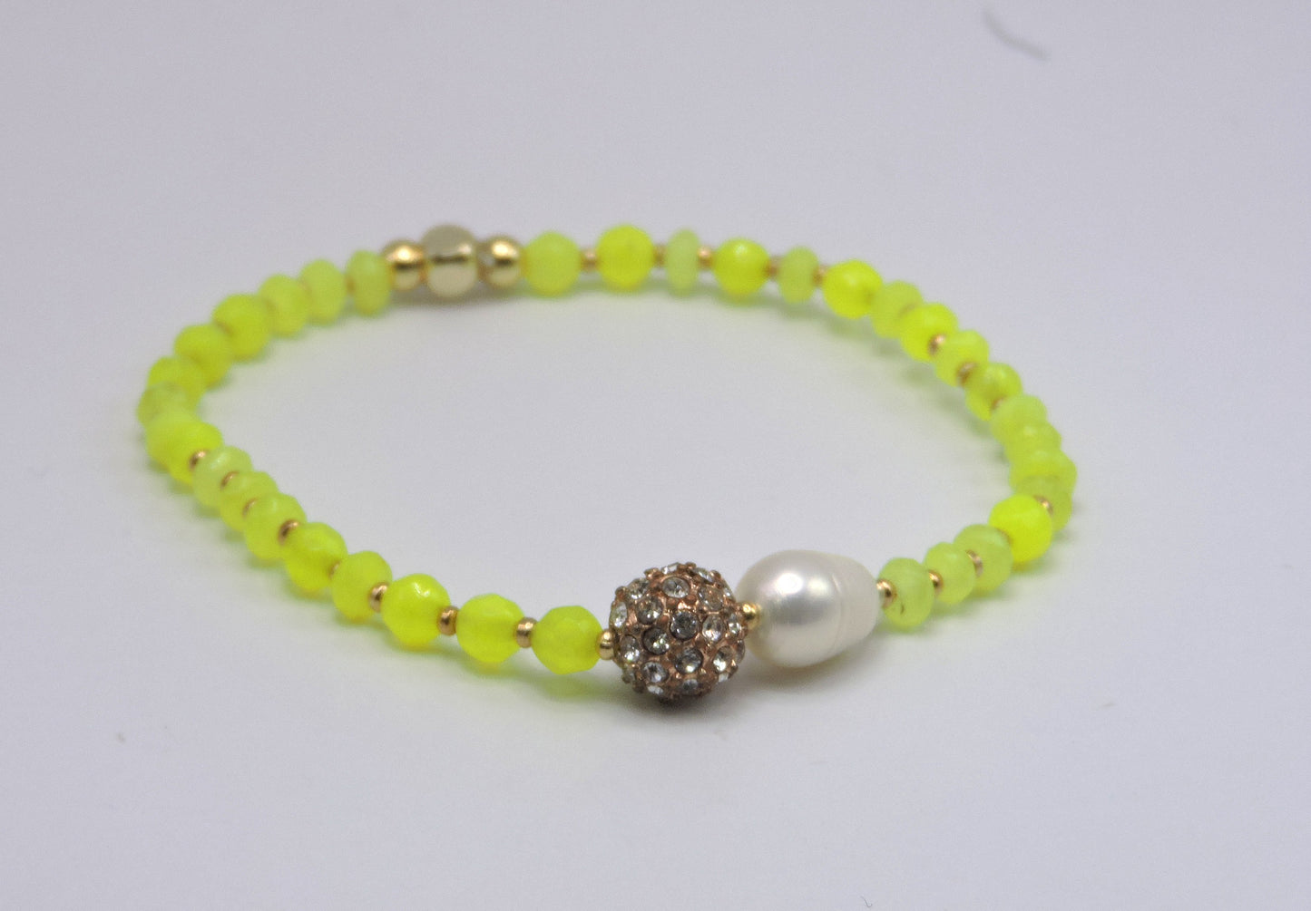 Bracelet in real yellow stones with freshwater pearls and a silver bead with zircons