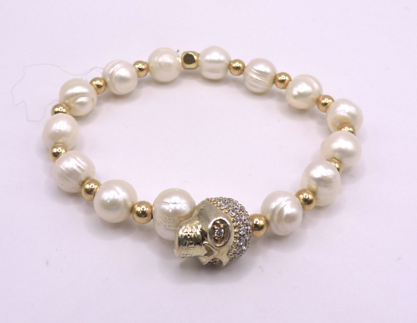 River Pearl Bracelet with Skull in gold-plated silver and zircons.