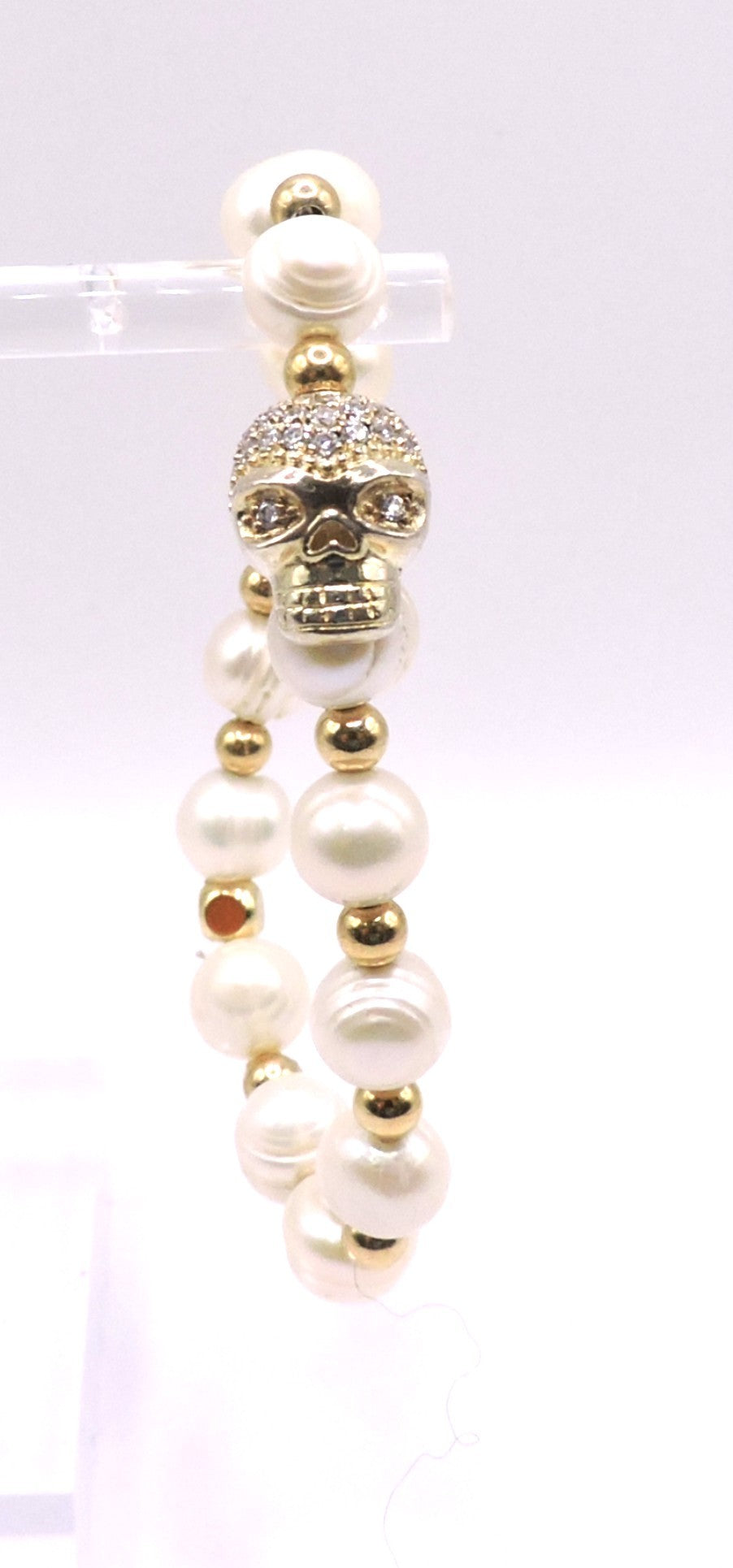 River Pearl Bracelet with Skull in gold-plated silver and zircons.