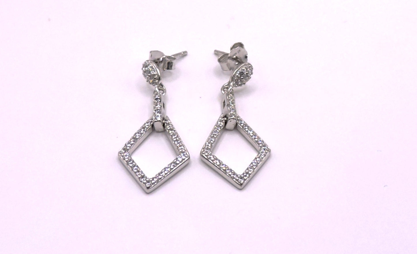 Silver earring with lozenge-shaped zircons