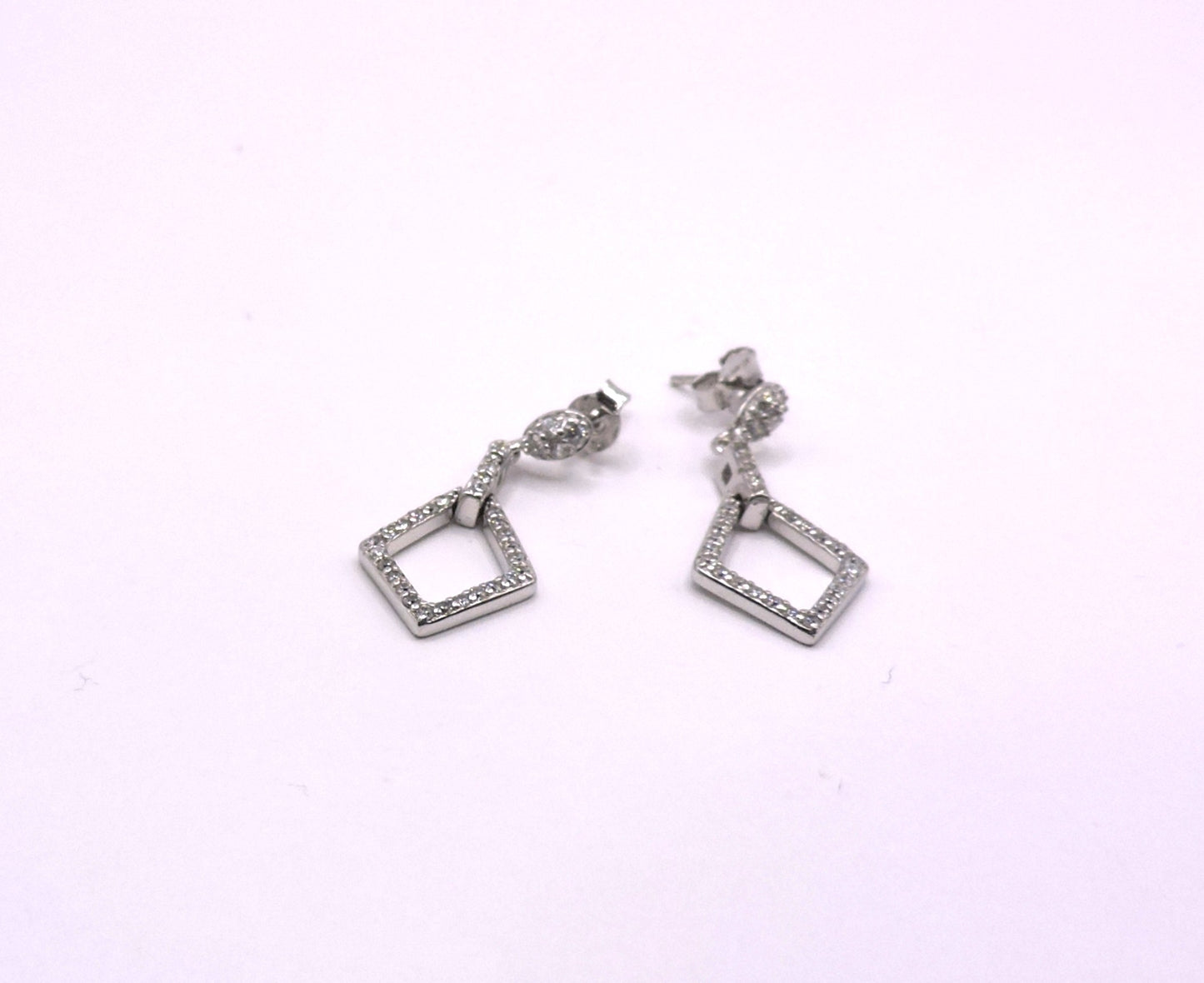 Silver earring with lozenge-shaped zircons